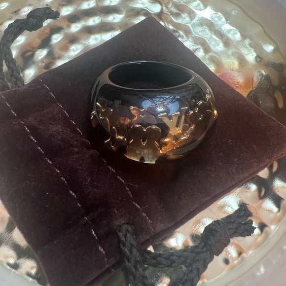 LOUIS VUITTON BLACK Resin Monogram Inclusion Ring
Louis Vuitton